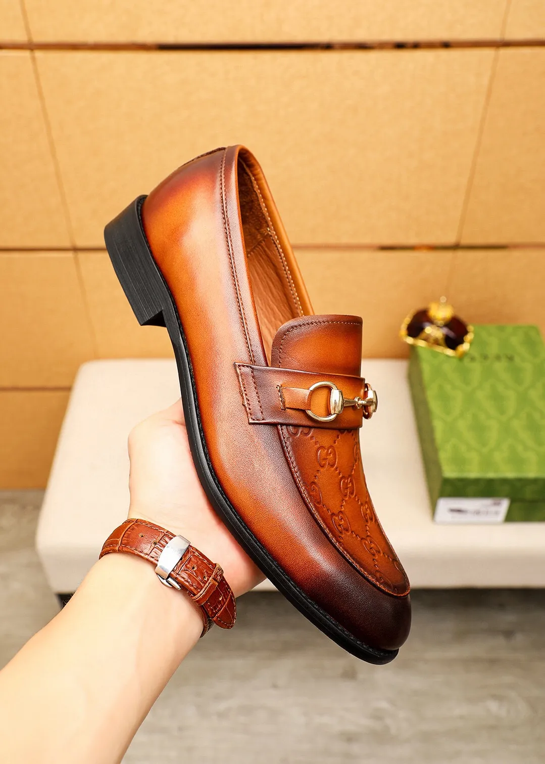 Men's shoes 💰400 💐 Product trademark: GUCCI "Gucci" casual leather shoes Regular size: 39-44 (38.45.46🉑️Customized) Product materials: Selected imported first-layer calfskin embossed upper + luxury hardware buckle, imported 🐑 sheepskin lining. Strong three-dimensional visual effect, original combination outsole Color: 2⃣️colors available